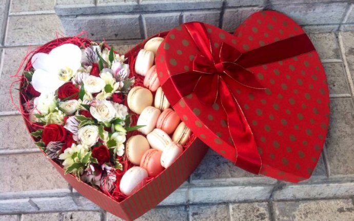 Коробка с цветами и макарони