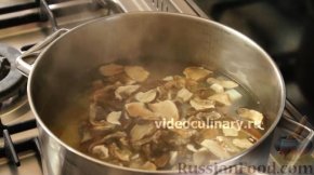 Фото приготовления рецепта: Суп из сушёных грибов с домашней лапшой - шаг №6
