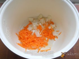 Лук и морковь очистить. Лук порезать небольшими кусочками, морковь натереть на терке. Поместить овощи в чашу мультиварки, влить растительное масло.