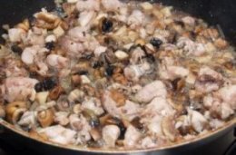 Ракушки,  фаршированные курицей и грибами под соусом Бешамель