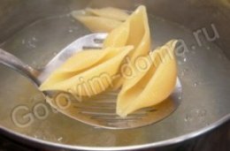 Ракушки, фаршированные курицей и грибами под соусом Бешамель Ракушки, фаршированные курицей и грибами под соусом Бешамель