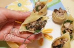 Ракушки, фаршированные курицей и грибами под соусом Бешамель Ракушки, фаршированные курицей и грибами под соусом Бешамель