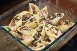 Ракушки, фаршированные курицей и грибами под соусом Бешамель Ракушки, фаршированные курицей и грибами под соусом Бешамель